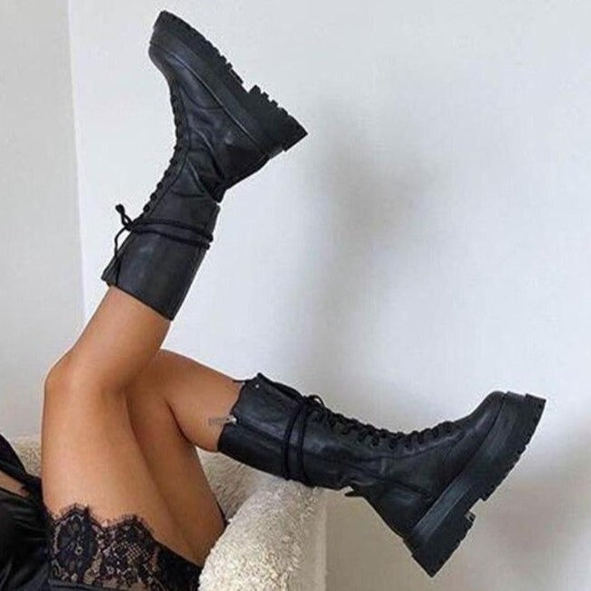 Mila | Bota Alta Negra Con Cordones Suela Track