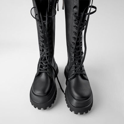 Mila | Bota Alta Negra Con Cordones Suela Track